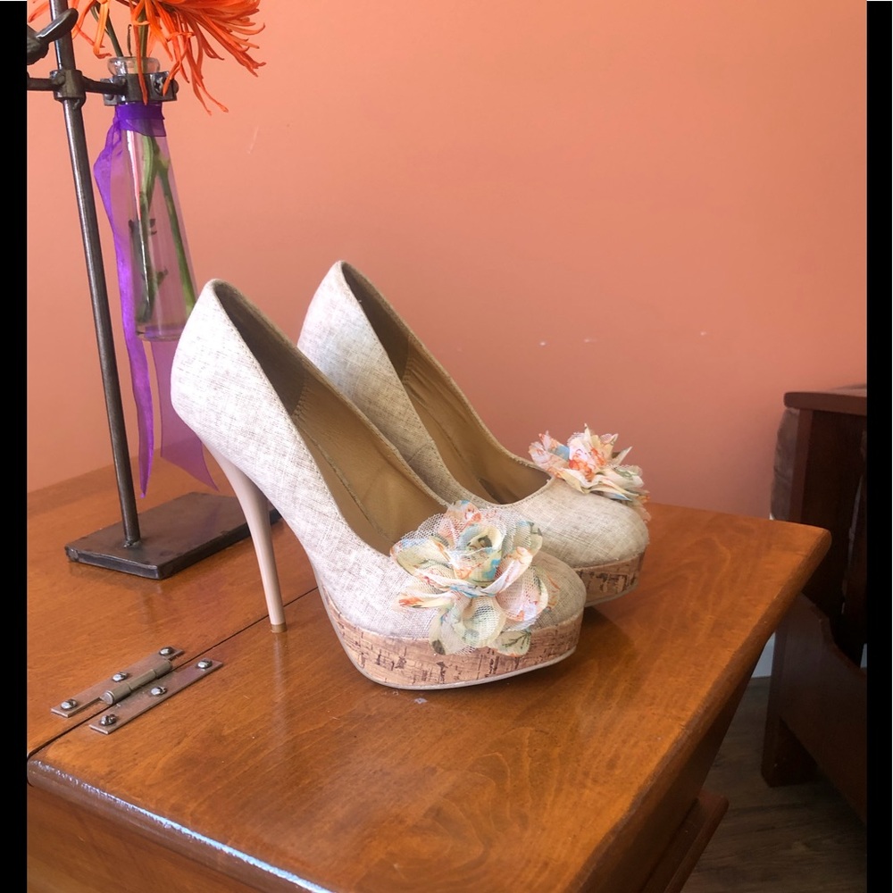 DIVA LOUNGE ecru heels with flower adornments